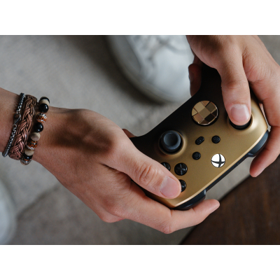 Xbox présente sa nouvelle manette Gold Shadow