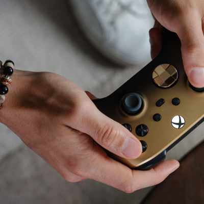 Xbox présente sa nouvelle manette Gold Shadow